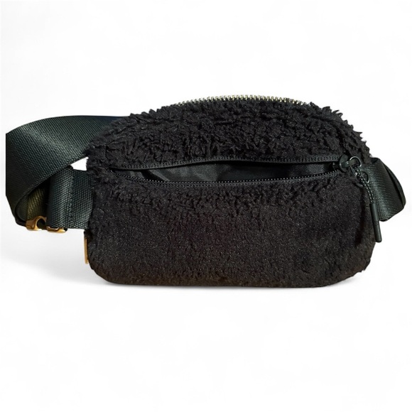 Lululemon Everywhere Belt Bag Fleece 1L – Black Sherpa Crossbody / Fanny Pack - Picture 3 of 6